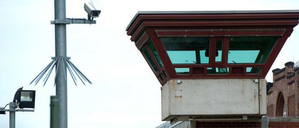 Ein Wachturm der JVA Tegel. Dort sind auch Sicherungsverwahrte untergebracht, die ihre Strafe abgesessen haben.