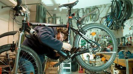 Die Reparatur eines Fahrrads muss abgeschlossen sein, wenn der Kunde sein Gefährt aus der Werkstatt abholt. 