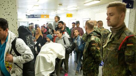 Nicht nur auf dem Bahnhof Schönefeld helfen Soldaten der Bundeswehr bei Versorgung der Flüchtlinge.