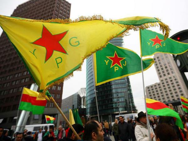 Fahne der YPG am Potsdamer Platz - die kurdische Miliz vertrieb den "Islamischen Staat" aus Nordsyrien.