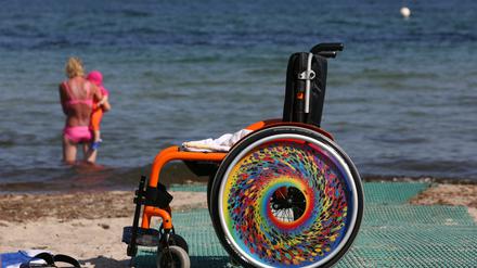 Ein Rollstuhl steht am barrierefreien Zugang eines Ostseestrandes (Symbolbild).