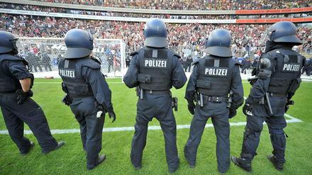 Bei Fußballspielen kommt es immer wieder zu Gewalt. Auch in den unteren Ligen soll daher die Präsenz von Sicherheitsleuten verstärkt werden. 