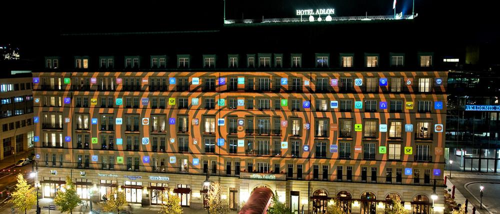 So sah die Illumination am Hotel Adlon 2010 aus. Weitere Fotos davon finden Sie hier.