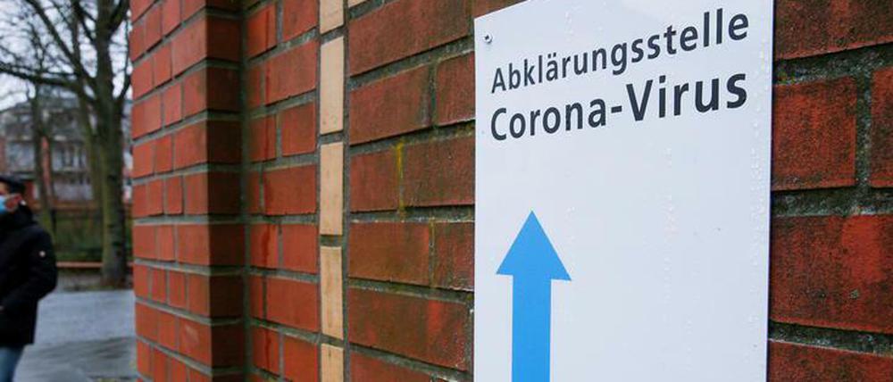 Hinweisschild zu einer "Abklärungsstelle Corona-Virus" in Berlin.
