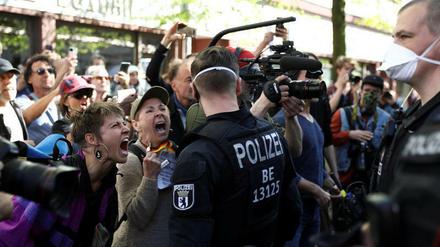Als die Berliner Polizisten die Demonstration auflösen wollen, werden sie von Demonstrantinnen angeschrien. Einen Mundschutz trägt nur die Polizei auf der „Hygienedemo“