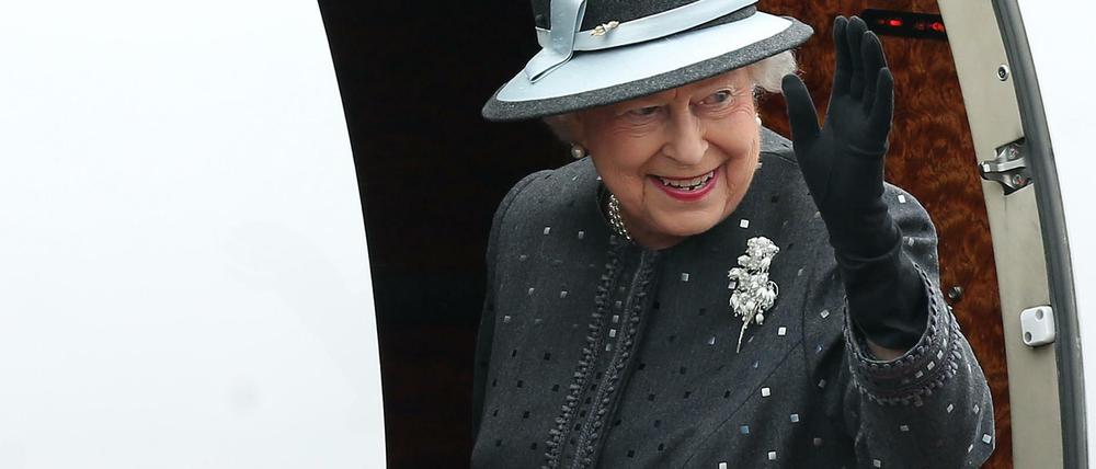 Bye, bye! Zum letzten Mal winkt Queen Elizabeth II. ihren deutschen Anhängern zu, bevor sie an Bord ihres Jets geht.