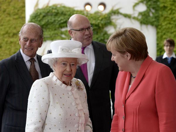 Treffen vor dem Kanzleramt: Queen Elizabeth II., Bundeskanzlerin Angela Merkel und im Hintergrund Prinz Philip und Kanzleramtschef Peter Altmaier.