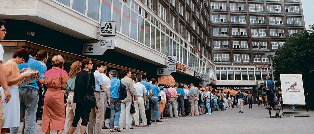 Vor der Sparkassenzweigstelle am Alexanderhaus harrten die DDR-Bürger am in der Warteschlange aus.