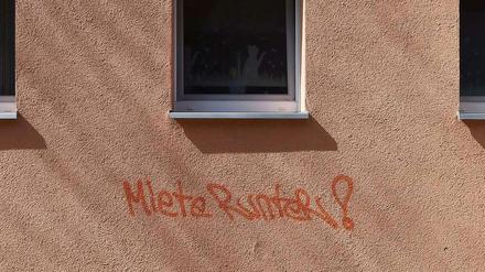 "Miete Runter!" steht auf diesem Graffiti in Berlin-Kreuzberg. Das Urteil des Amtsgerichts lässt eher ein "Miete Rauf!" erwarten.