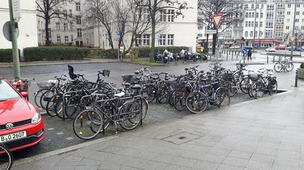 Vorbildlich: Auf drei Autoparkplätze passen eine Masse Fahrräder, wie hier am Rathaus Schöneberg