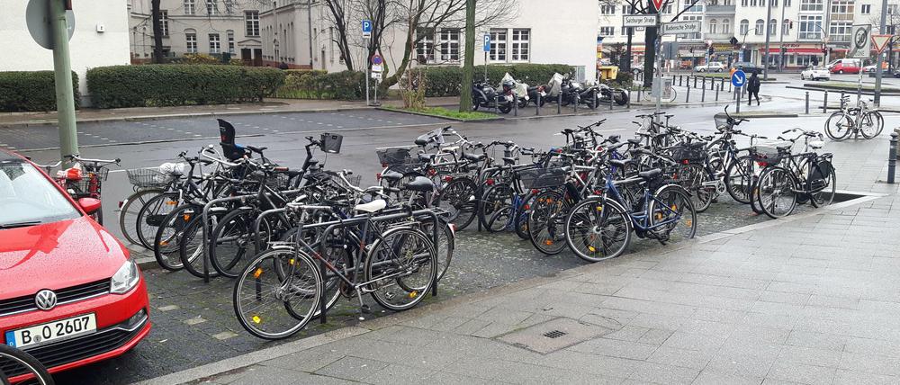 Vorbildlich: Auf drei Autoparkplätze passen eine Masse Fahrräder, wie hier am Rathaus Schöneberg