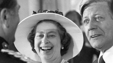 Königin Elizabeth II. unterhält sich auf dem Empfang des Senats im Schloss Charlottenburg in Berlin am 24.05.1978 mit Bundeskanzler Helmut Schmidt und mit dem britischen Stadtkommandanten Robert F. Richardson. 