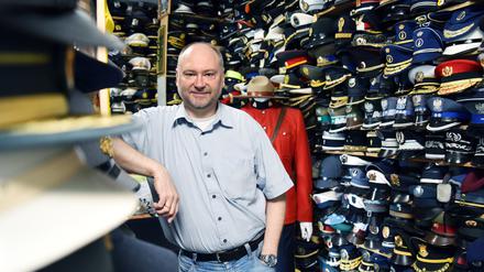 Der ehemalige Polizist Andreas Skala ist Besitzer der größten Polizeimützen-Sammlung der Welt.