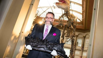 Museumschef Vogel mit dem Kieferknochen. Fotos vom gesamten Dino gibt es erst am Donnerstag.