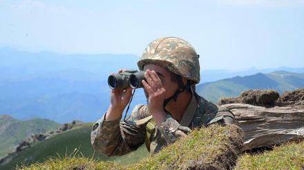 Ein armenischer Soldat beobachtet vor einigen Wochen im Grenzgebiet die Aserbaidschaner. 