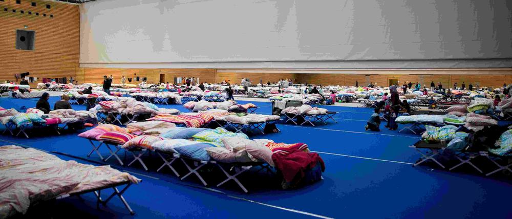 Matratzen statt Matten. In der Korber-Halle leben Flüchtlinge.