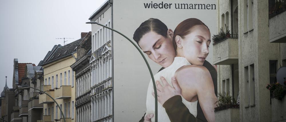Wärme gewünscht. Ein Werbebild von Zalando mit zwei sich umarmenden Menschen in Berlin-Neukölln.