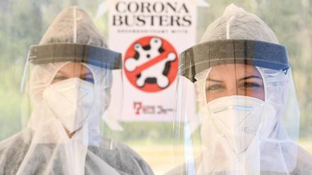 Maske, Schutzanzug und Visier - aus Schutz vor dem Coronavirus