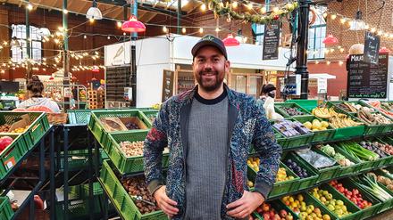  Waren aus der Region. Jiro Nitsch, Gründer von „Plattform 2020“, versorgt Restaurants und Privatkunden mit Lebensmitteln aus Läden der „Markthalle Neun“.