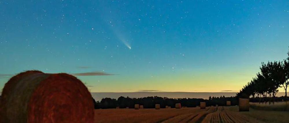 Juli: „Durch die Nähe zu Berlin und die damit verbundene Lichtverschmutzung in der Nacht war es schwierig, ein gutes Bild des Kometen Neowise aufzunehmen. Ein Motiv gelang an einem der allerletzten Tage. Durch die Langzeitbelichtung der Kamera leuchtet Neowise am Morgenhimmel gegen 3 Uhr über einem Feld.“