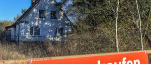 Ein Schild mit der Aufschrift «zu verkaufen» steht auf einem Grundstück mit einem Einfamilienhaus. (zu dpa «Ökonomen: Corona-Krise dämpft Mieten und Immobilienpreise») +++ dpa-Bildfunk +++