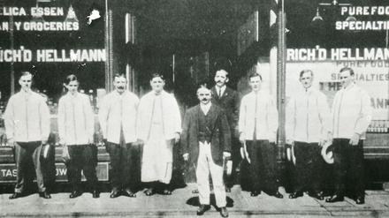 Hellmann vor seinem New Yorker Delikatessengeschäft im Jahr 1905.
