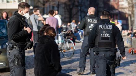 Die Berliner Polizei war am Sonntag an mehreren Orten im Einsatz, ermahnte und löste Menschenansammlungen auf.