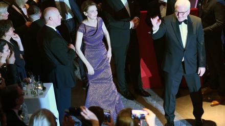 Und nun darf getanzt werden. Bundespräsident Frank-Walter Steinmeier und seine Frau Elke Büdenbender betreten das Parkett im Hotel Adlon.