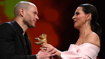 Jury-Präsidentin Juliette Binoche überreicht den Goldenen Bär an den israelischen Regisseur Nadav Lapid.