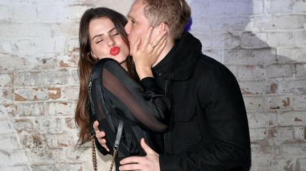 Auch hier wird geknutscht: Matthias Schweighöfer gibt seiner Freundin Ruby O. Fee einen Kuss.