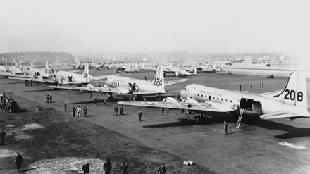 Das Archivbild aus dem Jahr 1948 zeigt zahlreiche Versorgungsflugzeuge nach der Landung auf dem Flugplatz in Berlin-Gatow.