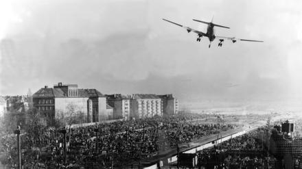 Das Foto aus dem Jahr 1948 zeigt ein Transportflugzeug der US-Luftwaffe im Landeanflug auf den Berliner Flughafen Tempelhof. 