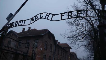 "Arbeit macht frei" steht am Eingang des KZ Auschwitz. Das Lager wurde am 27. Januar 1945 befreit.