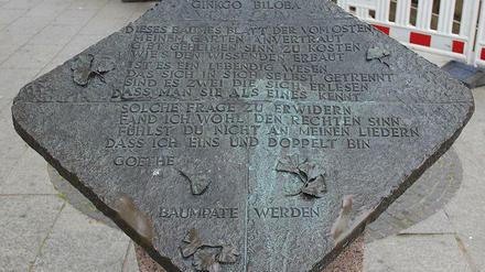 Die Gedenktafel für den Ginkgo biloba liegt auf einem Marmorblock am Breitscheid-Platz (Charlottenburg).