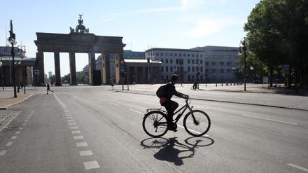 In Coronazeiten ist Berlin, hier vor dem Brandenburger Tor, öfters ungewöhnlich leer.