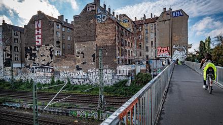 Die Fußgängerbrücke über die Ringbahntrasse zwischen Kopenhagener Straße und Dänenstraße taucht 1980 in Konrad Wolfs „Solo Sunny“ mit Renate Krößner wie auch in Andreas Dresens „Sommer vorm Balkon“ auf. 