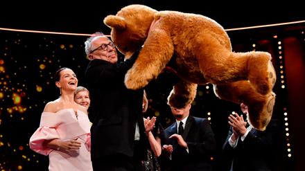 Dieter Kosslick bekommt von Juliette Binoche einen riesigen Plüschbären. 