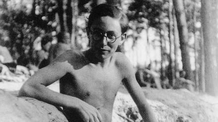 Der junge Gelehrte 16-jährig mit Buch im Strandbad Stölpchensee unweit des Wannsees. Im Strandbad Wannsee waren Juden zu dieser Zeit bereits unerwünscht.