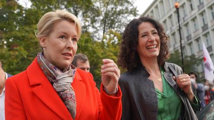 Franziska Giffey (l., SPD) und Bettina Jarasch (Bündnis 90/Die Grünen) treffen sich zu Sondierungsgesprächen im Kurt-Schumacher-Haus. 