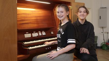 Die Schüler:innen Johanna Warnecke und Valentin Andrae an der Orgel im Goethe-Gymnasium in Wilmersdorf. 