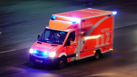 Ein Rettungswagen ist mit Blaulicht im Einsatz. (Symbolfoto)