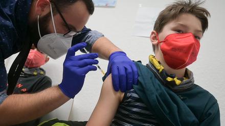 Zu einer dritten Impfung von Kindern und Jugendlichen hat die Stiko sich bislang noch nicht geäußert. Foto: Sebastian Gollnow/dpa