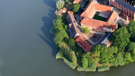 Das Luftbild vom Juli 2006 zeigt das weitgehend sanierte Kernstück der Klosteranlage Dobbertin (Kreis Parchim) am Dobbertiner See. 