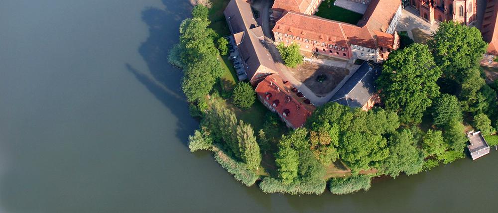 Das Luftbild vom Juli 2006 zeigt das weitgehend sanierte Kernstück der Klosteranlage Dobbertin (Kreis Parchim) am Dobbertiner See. 
