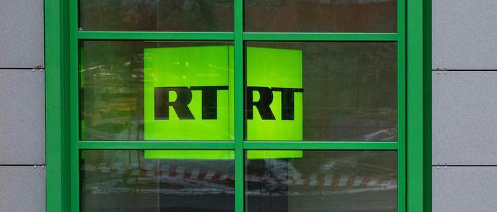 Das Logo des staatlichen russischen TV-Senders „Russia Today“ (RT) ist im Fenster des Firmenbüros zu sehen.