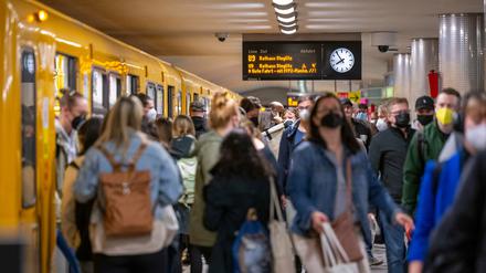 Im Juni sind 16 Prozent mehr Menschen mit der BVG gefahren als im Mai. Bei der S-Bahn gibt es einen Anstieg der Fahrgastzahlen um 10 Prozent.