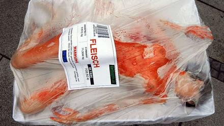 Tierschützer verpackt als Menschenfleisch bei einer früheren Anti-Fleisch-Kampagne.