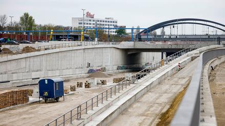 Das Bundesverkehrsministerium will den umstrittenen Weiterbau der Berliner Stadtautobahn A100 nach Friedrichshain umsetzen.