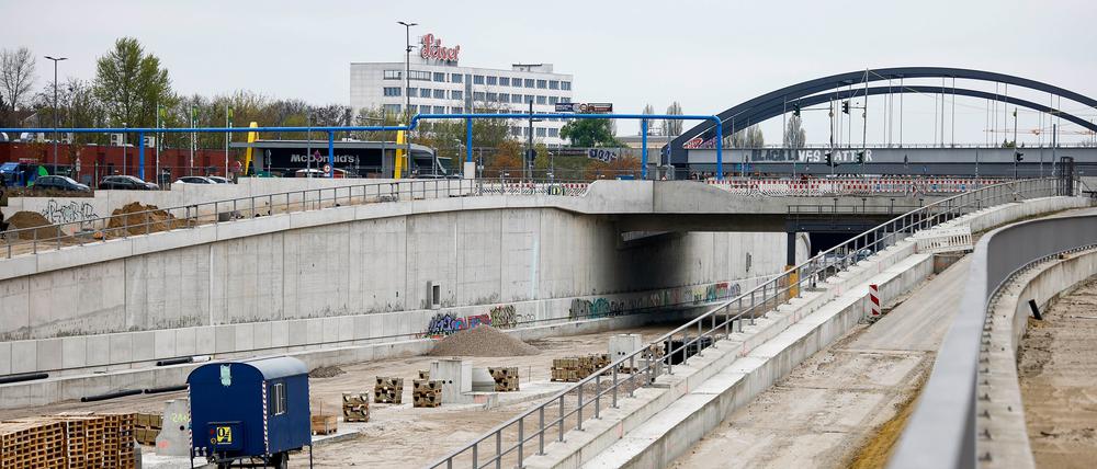Schneise durch die Stadt: Bauarbeiten zum Weiterbau Autobahn A100 in Neukölln. 