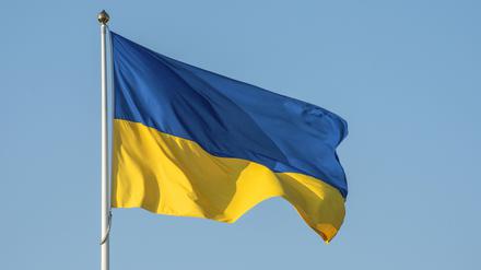 Die ukrainische Flagge weht im Wind.